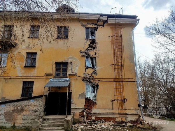 Режим ЧС ввели около треснувшего дома в Балахне