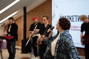 Организатор Алёна Степнова и музыкальная группа Вполголоса