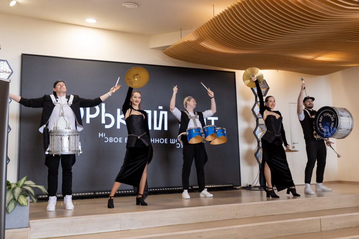 Организаторы сделали ставку не только на контент, но и на атмосферу - барабанное шоу "Горький бит"