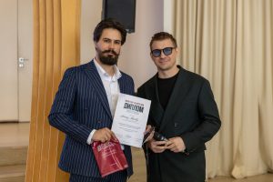 Спикер «Церебро» Антон Уваров и ведущий Иван Рябков (справа)