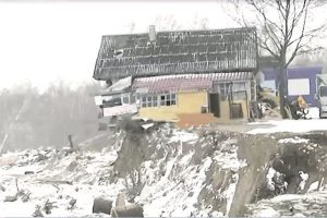 «Земля движется, будто из-под ног уходит»: целые деревни рушатся из-за оползня в Нижегородской области