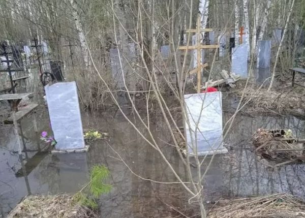 Последствия паводка ликвидируют на Ново-Стригинском кладбище
