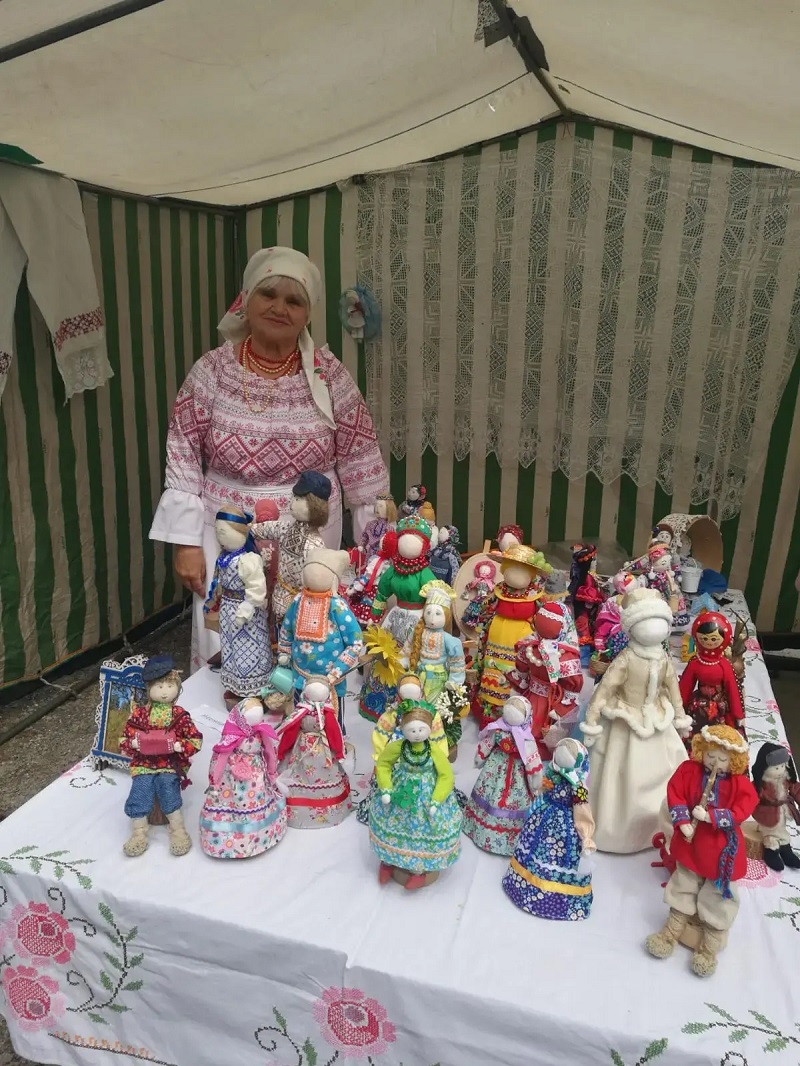 Нина Баюрова со своими куклами