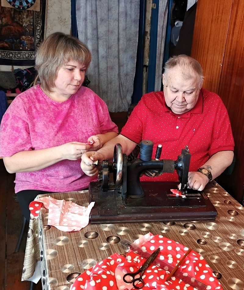 Лоскутки дождались своего часа и пошли на красивые пёстрые коврики