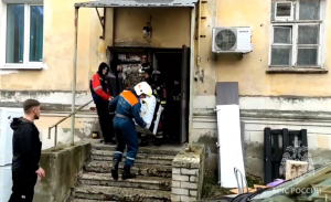 Сотрудники МЧС помогают жильцам вывозить имущество из аварийного дома в Балахне