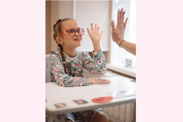 «У неё аутизм, и она вас не понимает»: мама ребёнка с РАС рассказала, как к ним относится общество&nbsp;