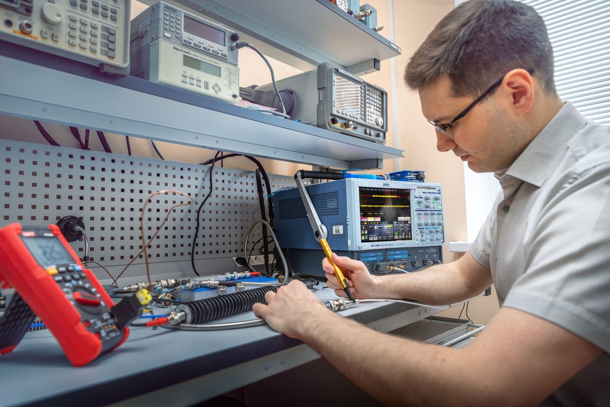 Генератор высокостабильных СВЧ-импульсов разработали нижегородские ученые