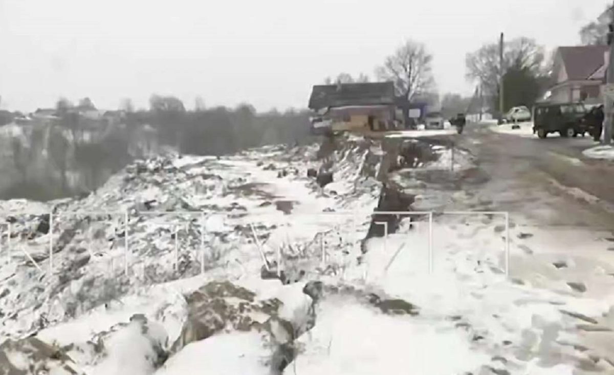 Дом в нижегородской деревне обрушился в овраг из-за очередного оползня