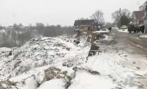 «Прислушиваемся к каждому шороху»: деревня сползает в овраг в Нижегородской области