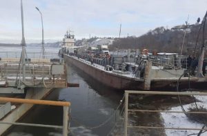 Пассажиров с детьми не пустили на паромную переправу Павлово – Тумботино