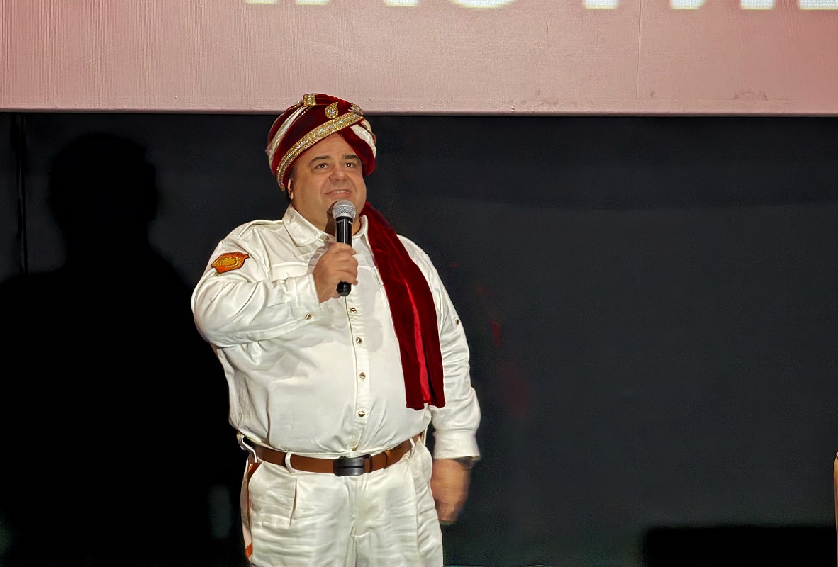 Для презентации фильма артист оделся в парадную форму своего героя