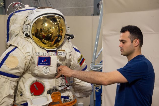 Перед каждым выходом в открытый космос экипаж проверяет герметичность скафандров