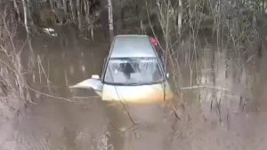 Автомобиль утонул после съезда в кювет в Воскресенском районе