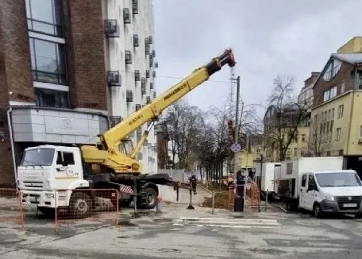 Утечку на перекрестке улиц Ошарская и Грузинская устранили в Нижнем Новгороде