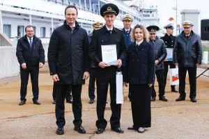 Слева Дмитрий Притула, в центре капитан Дмитрий Ефремов, справа директор по работе с персоналом Волжского пароходства Анастсаия Царская