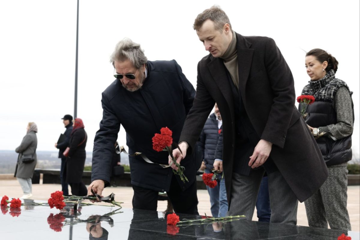 Дмитрий Старостин и Эррол Маск возложили цветы к Вечному огню в Нижегородском кремле