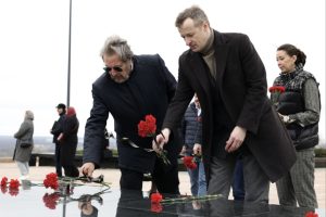 Дмитрий Старостин и Эррол Маск возложили цветы к Вечному огню в Нижегородском кремле