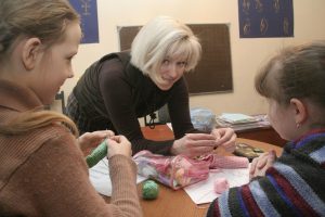 Модный тренд или инструмент самопомощи: почему у зумеров стали популярны «бабушкины» хобби