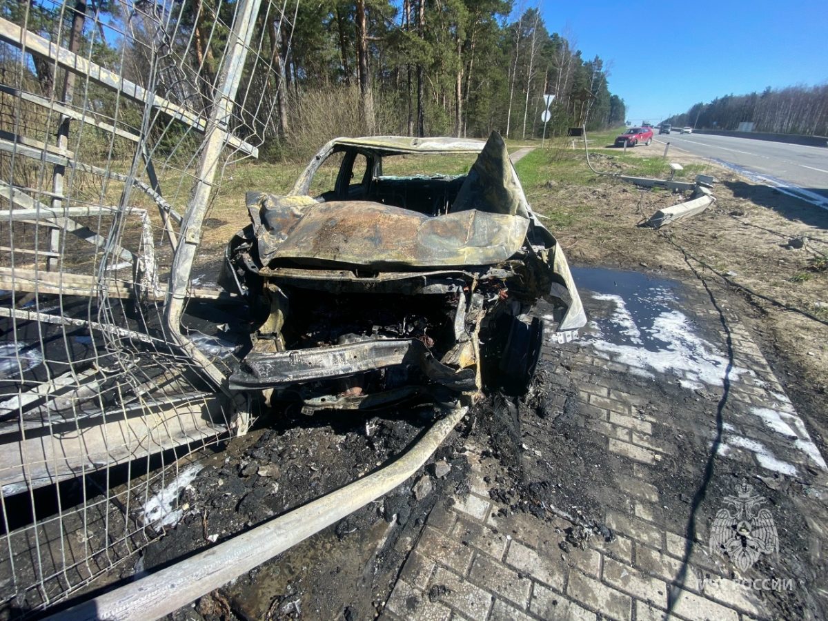 Автомобиль сгорел после столкновения с наземным пешеходным переходом на М‑7