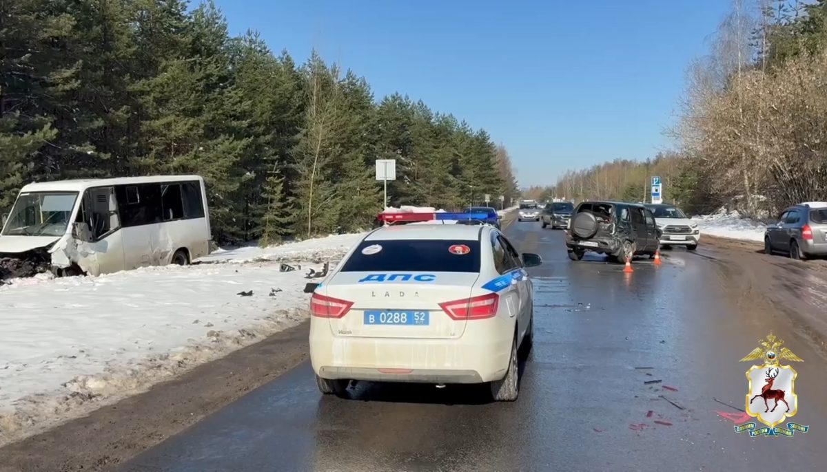 Микроавтобус и легковушка столкнулись в Борском районе