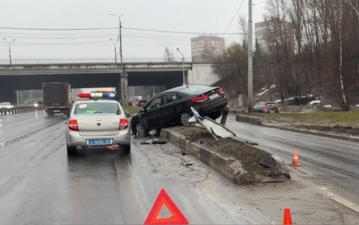 Водитель легковушки влетел в бетонное ограждение и повис на нем на улице Ларина