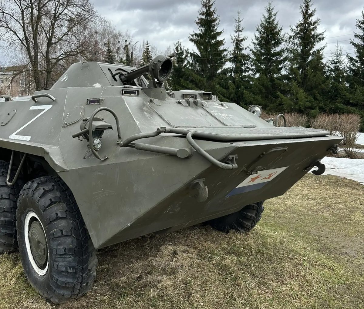 Юные хулиганы испортили памятник с боевой машиной в Городце