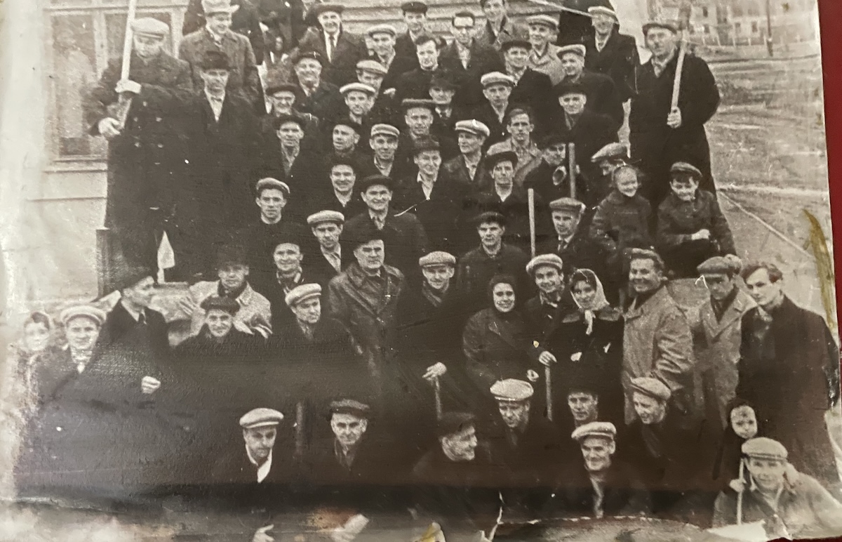 Работники Автозаводской ТЭЦ на субботнике, 1950-е годы. Том Михайлович и Михаил Томович Веселовы справа в нижнем ряду