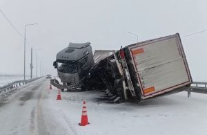 Фура перекрыла участок дороги на трассе М‑12 в Нижегородской области