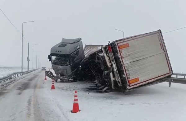 Фура перекрыла участок дороги на трассе М‑12 в Нижегородской области