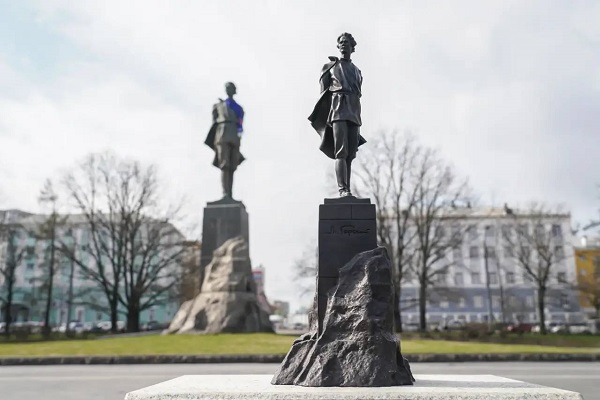 Мини-копию памятника Горькому снова установили в Нижнем Новгороде
