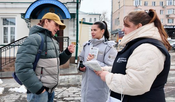Социальные участковые предложили нижегородцам обменять сигареты на конфеты