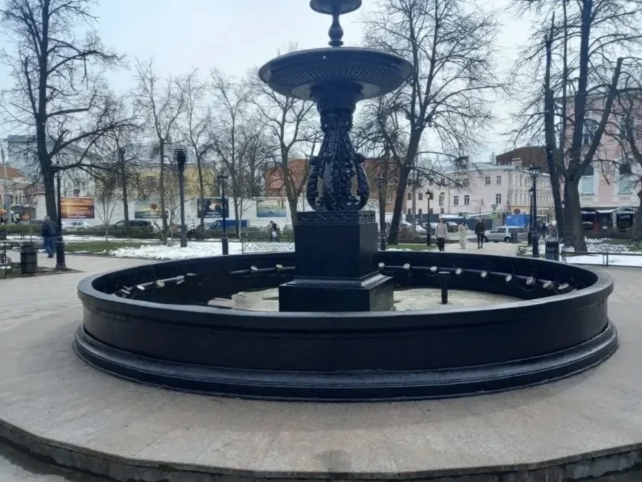 Главный городской фонтан на площади Минина готовят к летнему сезону