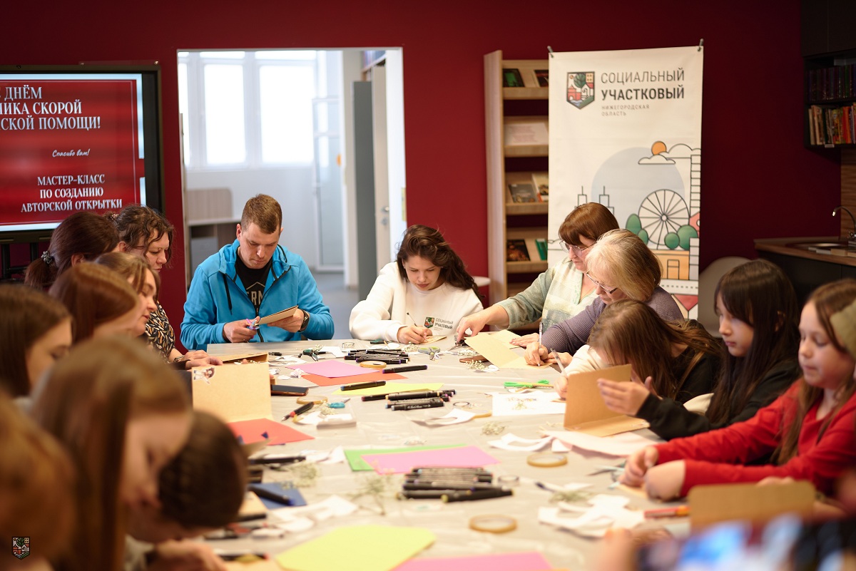 Социальные участковые провели мастер-класс по созданию открыток для медиков