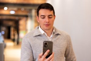 Ева от МегаФона научилась распознавать голоса роботов и дипфейки