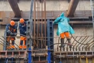 Строители начали формировать остов станционного комплекса на площади Свободы