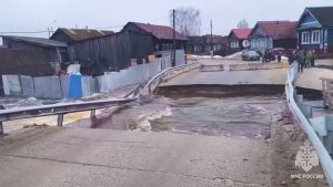 Вода размыла автодорогу и разрушила временный мост в Кулебаках
