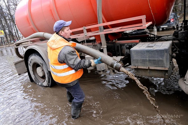 Коммунальщики круглосуточно откачивают воду в Нижнем Новгороде