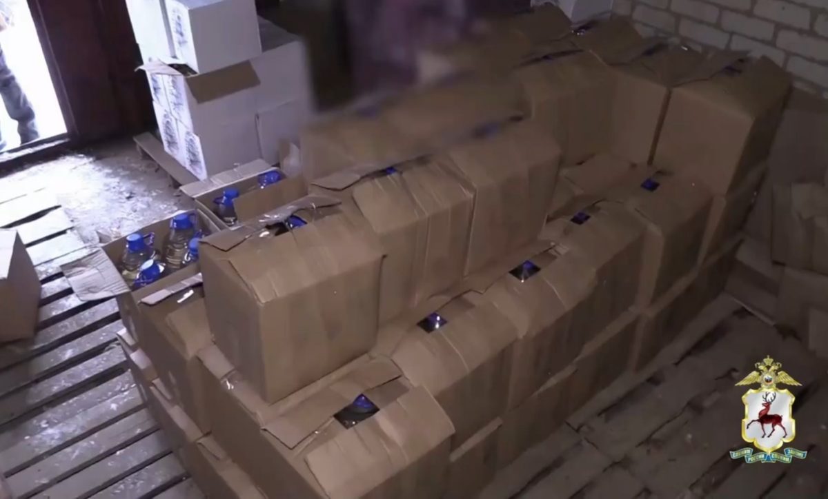 Более 7 тысяч бутылок опасного алкоголя обнаружили в гаражах на&nbsp;Бору
