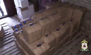 Более 7 тысяч бутылок опасного алкоголя обнаружили в гаражах на Бору