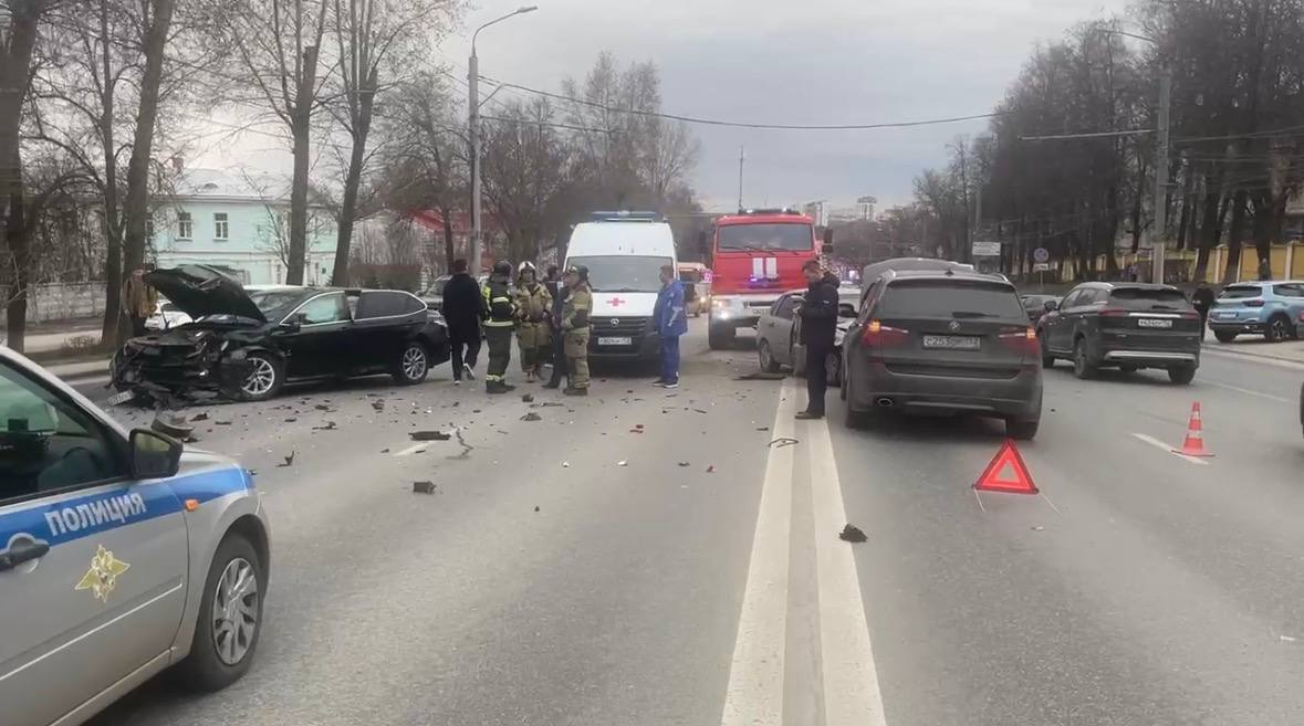 ДТП с участием трех автомобилей произошло на проспекте Гагарина