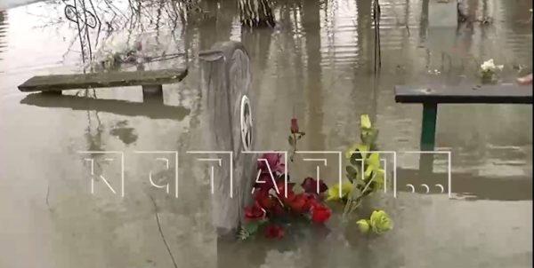 Сотни могил на Стригинском кладбище затопило из-за паводка