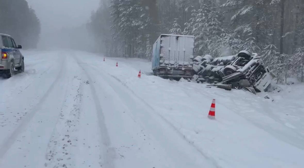 Водитель большегруза пострадал в ДТП «с перевертышем» под Семеновым