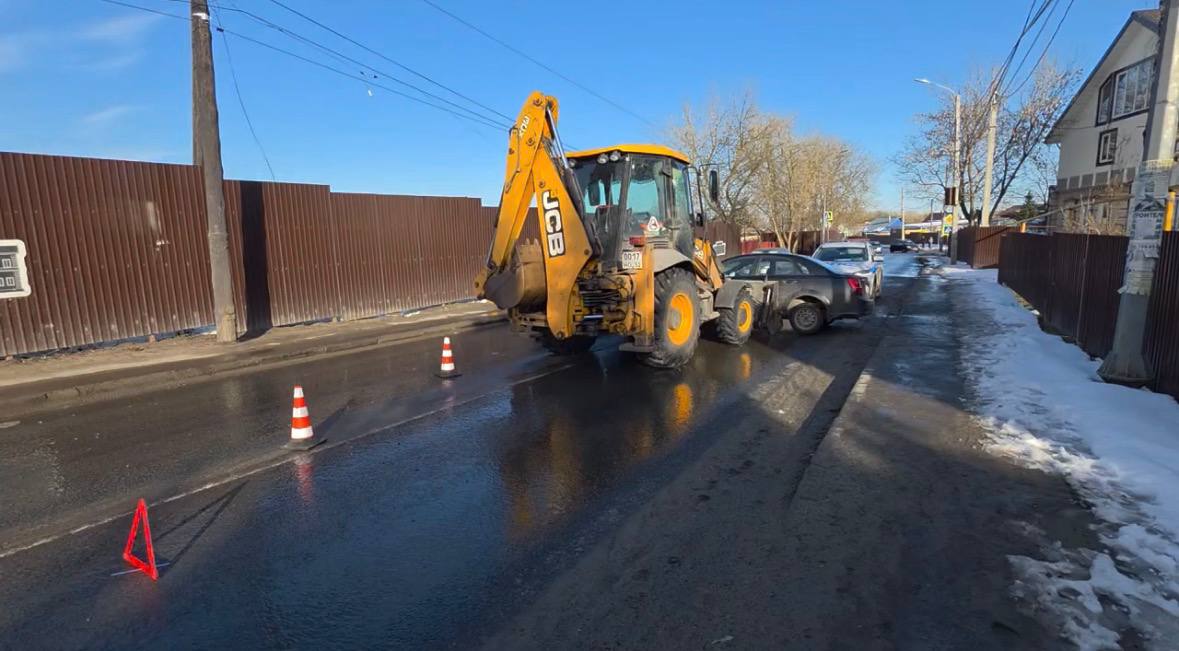 64-летний водитель легковушки получил травмы после ДТП с трактором