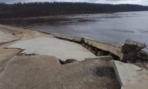 В Дзержинске обрушилась набережная у Шуховской башни