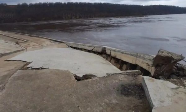 В Дзержинске обрушилась набережная у Шуховской башни