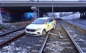 На трамвайных путях на Окском съезде обнаружили припаркованную легковушку