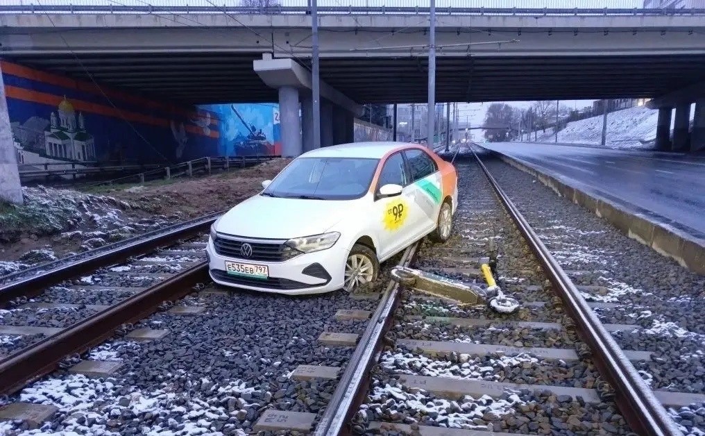 Автомобиль каршеринга бросили на трамвайных путях на Окском съезде