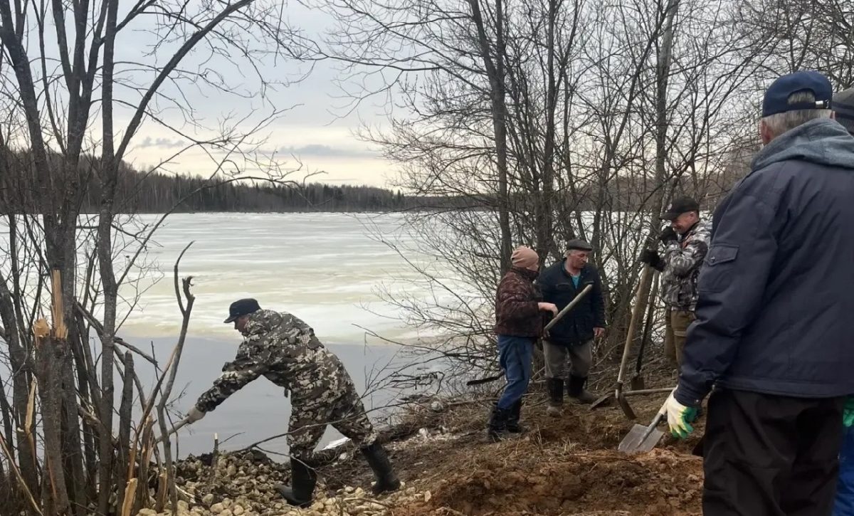 Водопроводная труба обрушилась из-за паводка в деревне под Шахуньей