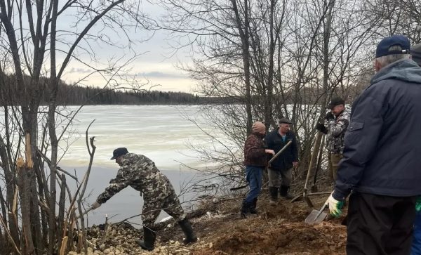 Водопроводная труба обрушилась из-за паводка в деревне под Шахуньей