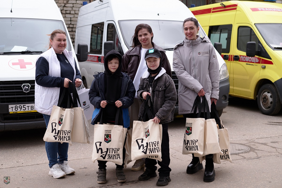 Социальные участковые поздравили сотрудников скорой помощи с праздником